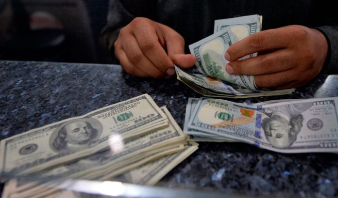 Ecoanalítica: Más del 50% de los depósitos bancarios corresponden a cuentas en dólares