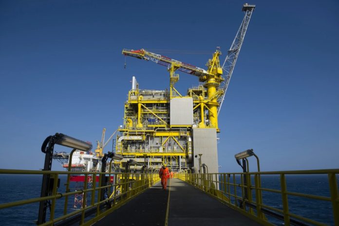 Pemex envía a Cuba 40 millones litros de diésel