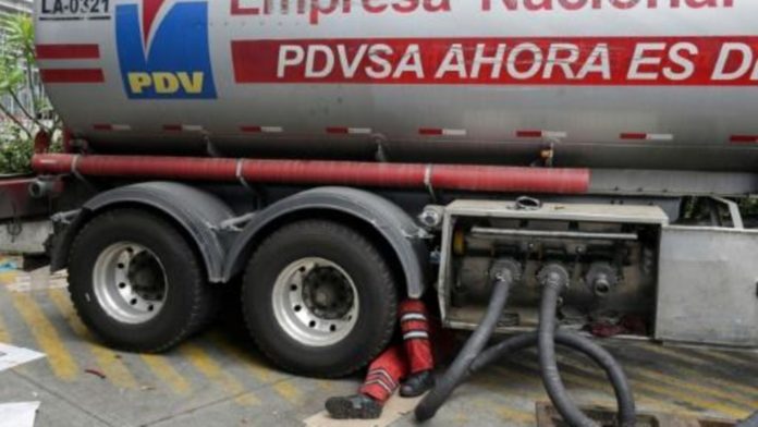 Aseguran que 40% de la producción de gasolina de PDVSA se distribuye en Caracas