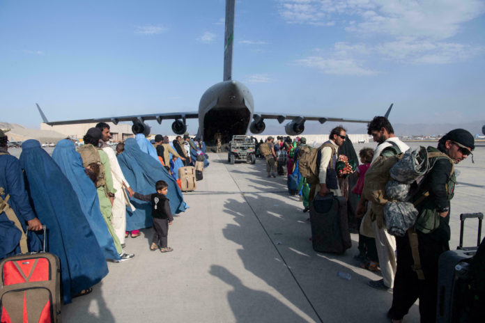 El Pentágono confirma una explosión fuera del aeropuerto de Kabul