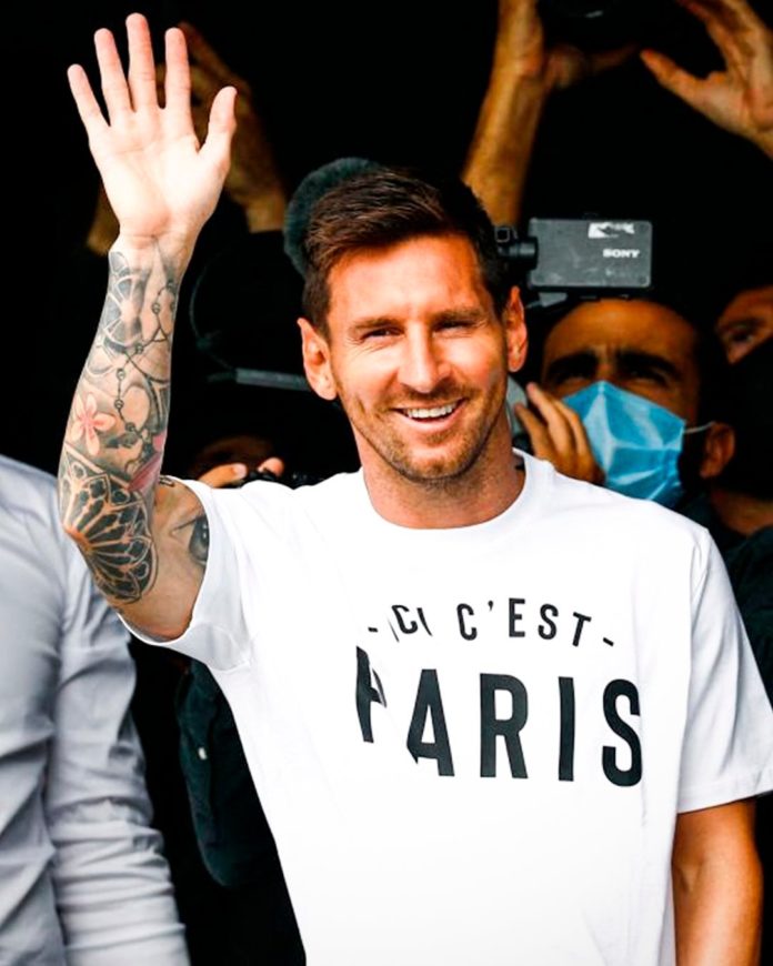 Messi llega a Paris para firmar un acuerdo con el PSG