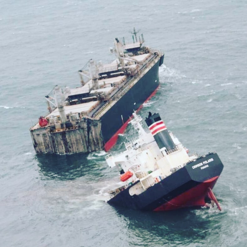 Un buque se parte en dos en las costas de Japón y provoca una fuga de petróleo