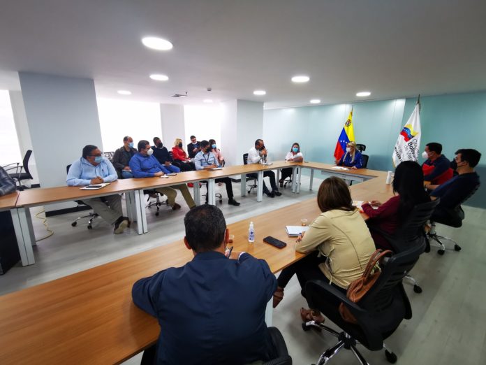 Ministra de Comercio instó a mostrar doble presentación de precios desde septiembre