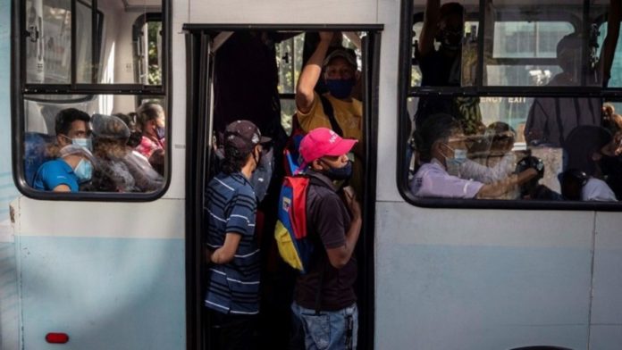 Transportistas ajustarían el pasaje a Bs. 2.000.000, según advierten los usuarios