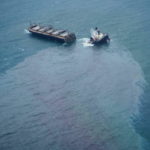 Un buque se parte en dos en las costas de Japón y provoca una fuga de petróleo