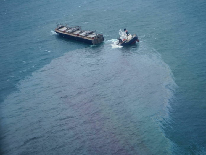 Un buque se parte en dos en las costas de Japón y provoca una fuga de petróleo