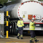 Militares británicos comenzaron a distribuir combustible