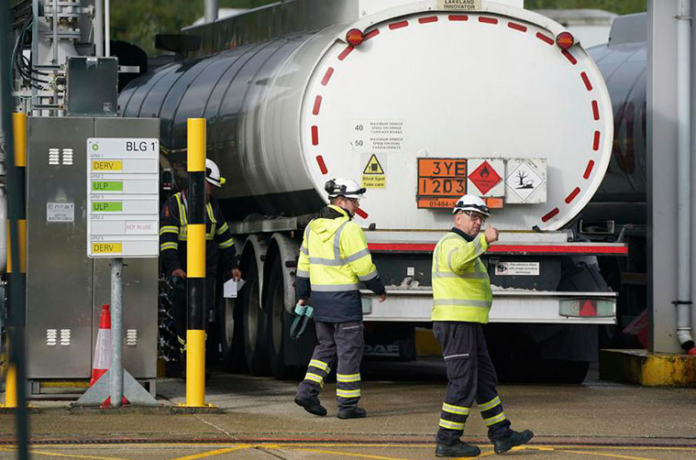 Militares británicos comenzaron a distribuir combustible