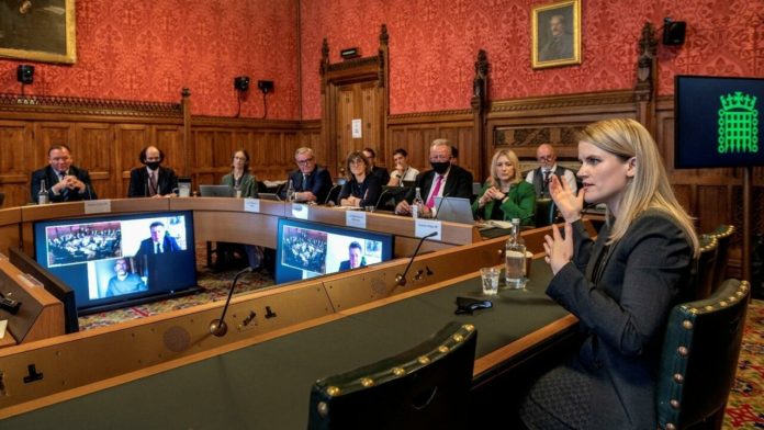 Algoritmos de Facebook estimulan el extremismo, según extrabajora de la red social