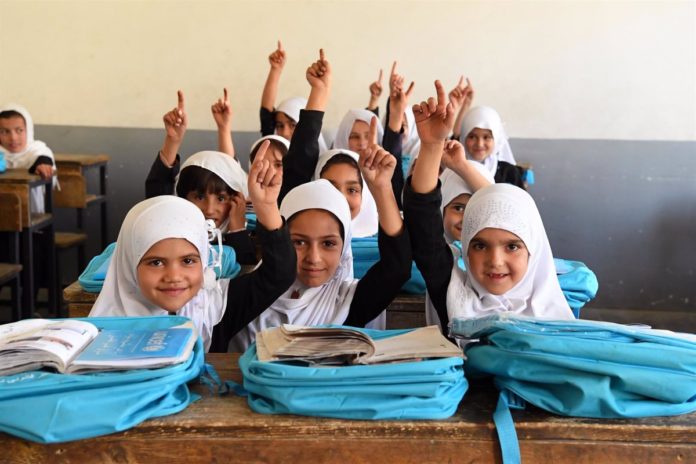 Los talibanes permitirán “pronto” a todas las niñas regresar a las escuelas