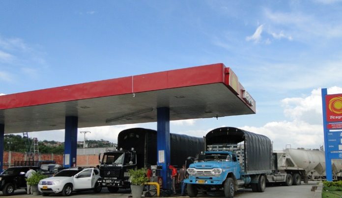 Reuters: Aumenta el robo de petróleo en Colombia a medida que la gasolina venezolana desaparece