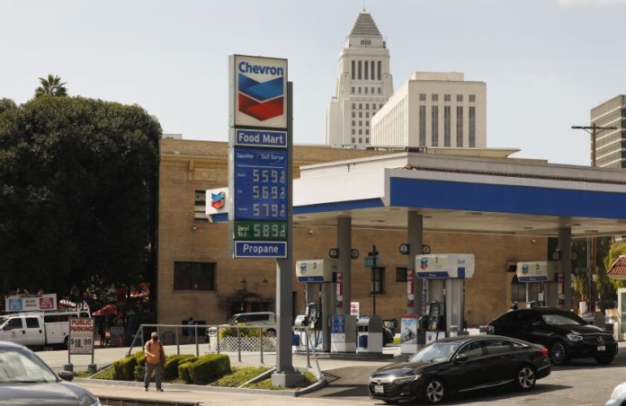 Los precios de la gasolina en Los Ángeles, California, rozan los $6,25 por galón
