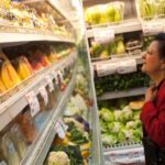 Canasta-Alimentaria-Senora-en-automercado-alimentos-anaqueles-comida-768×512