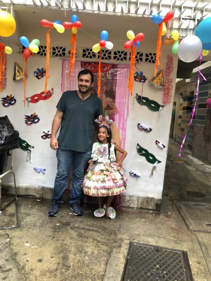 Niña disfrazada con billetes venezolana ejemplifica la devaluación del bolívar