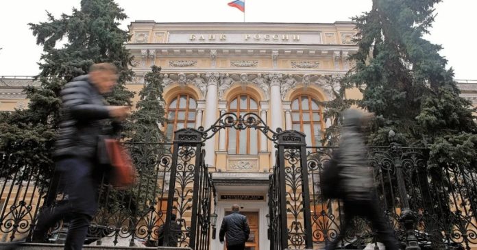 Banco Central de Rusia baja por sorpresa sus tasas de interés del 20% al 17%