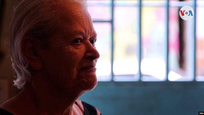 Adultos mayores pasan sus días sin dinero para medicinas ni alimentos