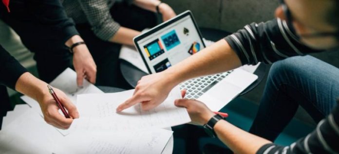 Crean curso de formación en finanzas para adolescentes
