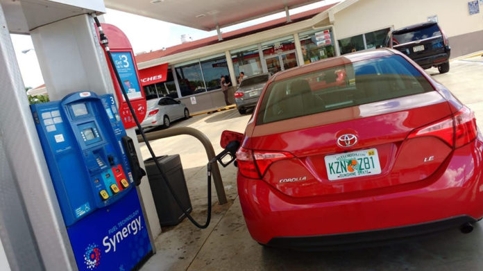 Los precios de la gasolina en Estados Unidos caen por debajo de $4 por primera vez en meses