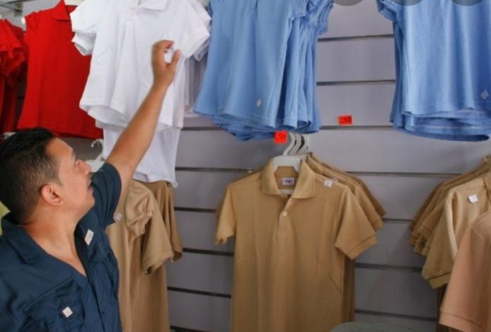 Padres «hacen magia» para comprar uniformes escolares