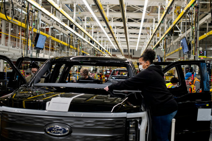 Biden impulsa la fabricación de vehículos eléctricos en Detroit (video)
