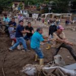 EFE: Numerosas calles de Las Tejerías son ahora caminos empantanados