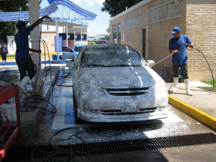 Autolavados en Venezuela se quedan “limpios” por la lluvias y la inflación