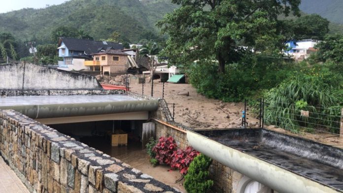Desbordamiento del río El Castaño deja tres muertos en Maracay