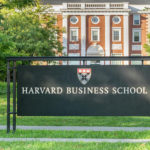 Harvard: Bancos centrales deberían comprar bitcoin y tenerlo en sus reservas