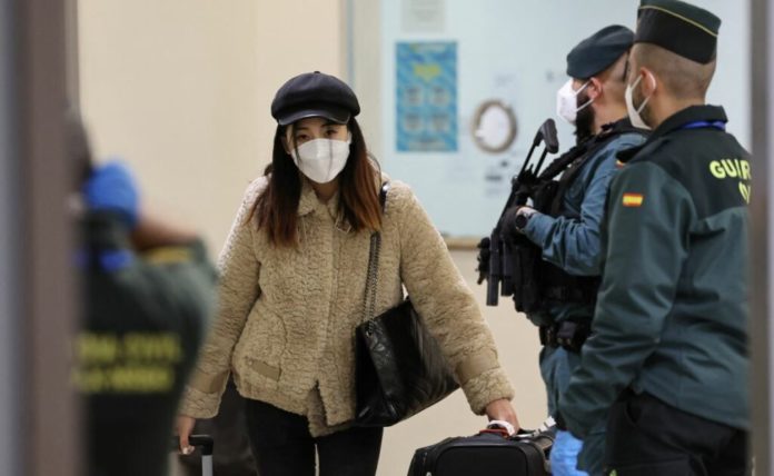Pekín califica de “inaceptables” las restricciones a pasajeros de China
