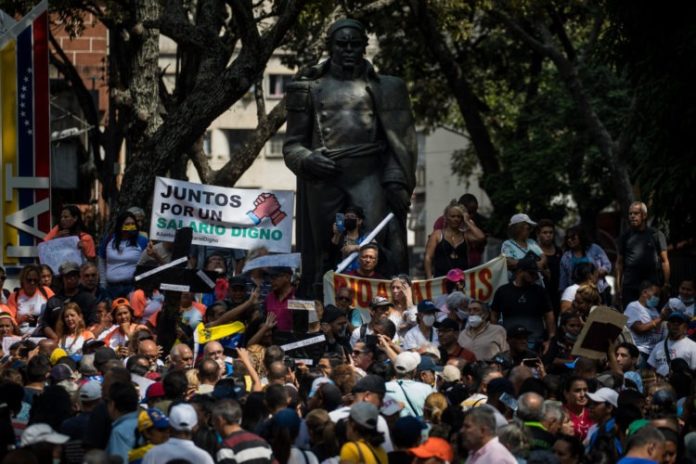 Empleados públicos protestan en Caracas para exigir aumentos salariales