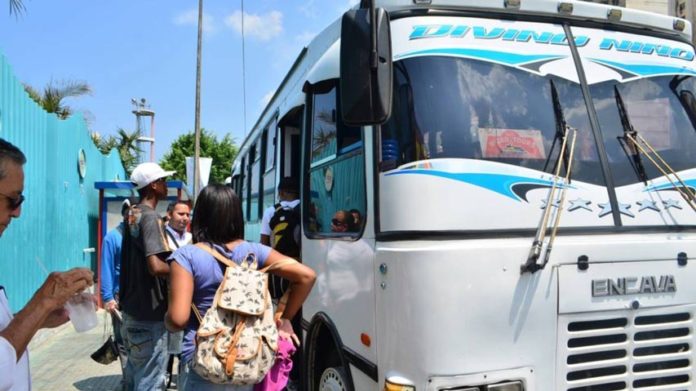 Alza del dólar se come ingresos de transportistas en Venezuela: ni el mantenimiento pueden cubrir