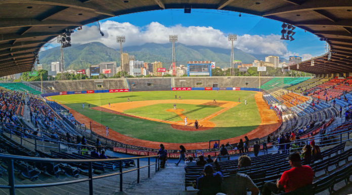 Fanáticos violentaron el control de seguridad e ingresan a la fuerza al encuentro Caracas-Magallanes