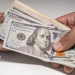 dos-personas-intercambian-dolares_40525744_20220822115300-1