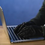 vista-cerca-hacker-escribiendo