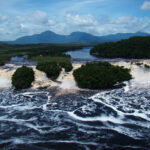 Laguna_Canaima_-_Parque_Nacional_Canaima