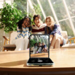 036-lifestyle-galaxy-zflip5-mint