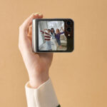 039-lifestyle-galaxy-zflip5-cream-1