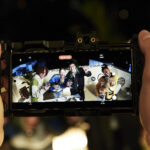 014-lifestyle-galaxy-s24ultra-titaniumgray-anamorphic-1