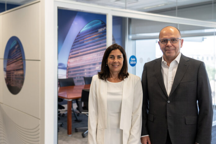 De izq. a dcha. María Jesús Almazor (Telefónica Tech) y Sergio Fidalgo (BBVA)